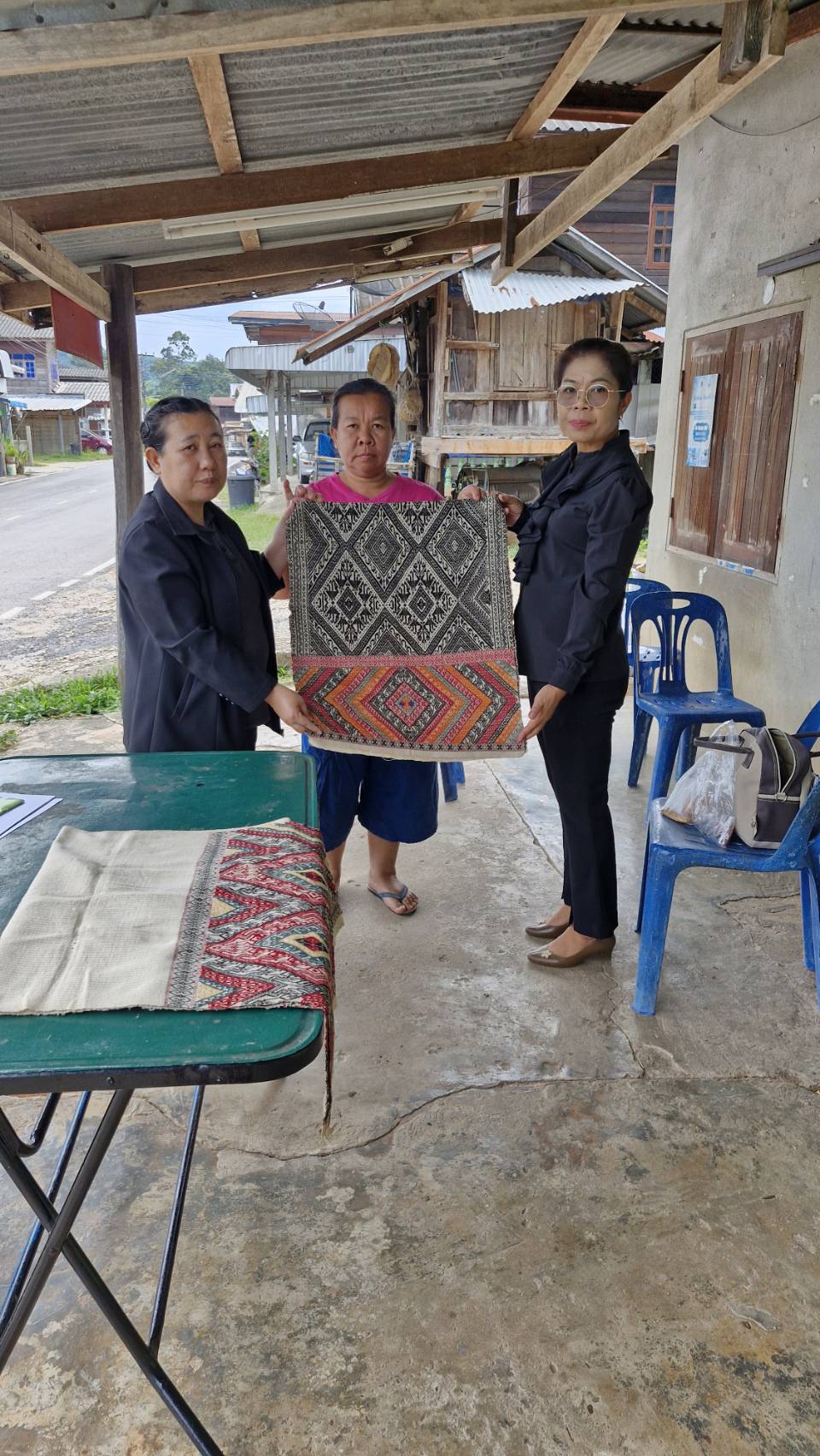 @ พช.คำชะอี จังหวัดมุกดาหาร คณะทำงาน ”คุ้ยผืนผ้าควานหาลายอัตลักษณ์ของชนเผ่า” ลงพื้นที่สำรวจข้อมูลผ้าพื้นถิ่นและลวดลายผ้าของชนเผ่าในพื้นที่อำเภอคำชะอี