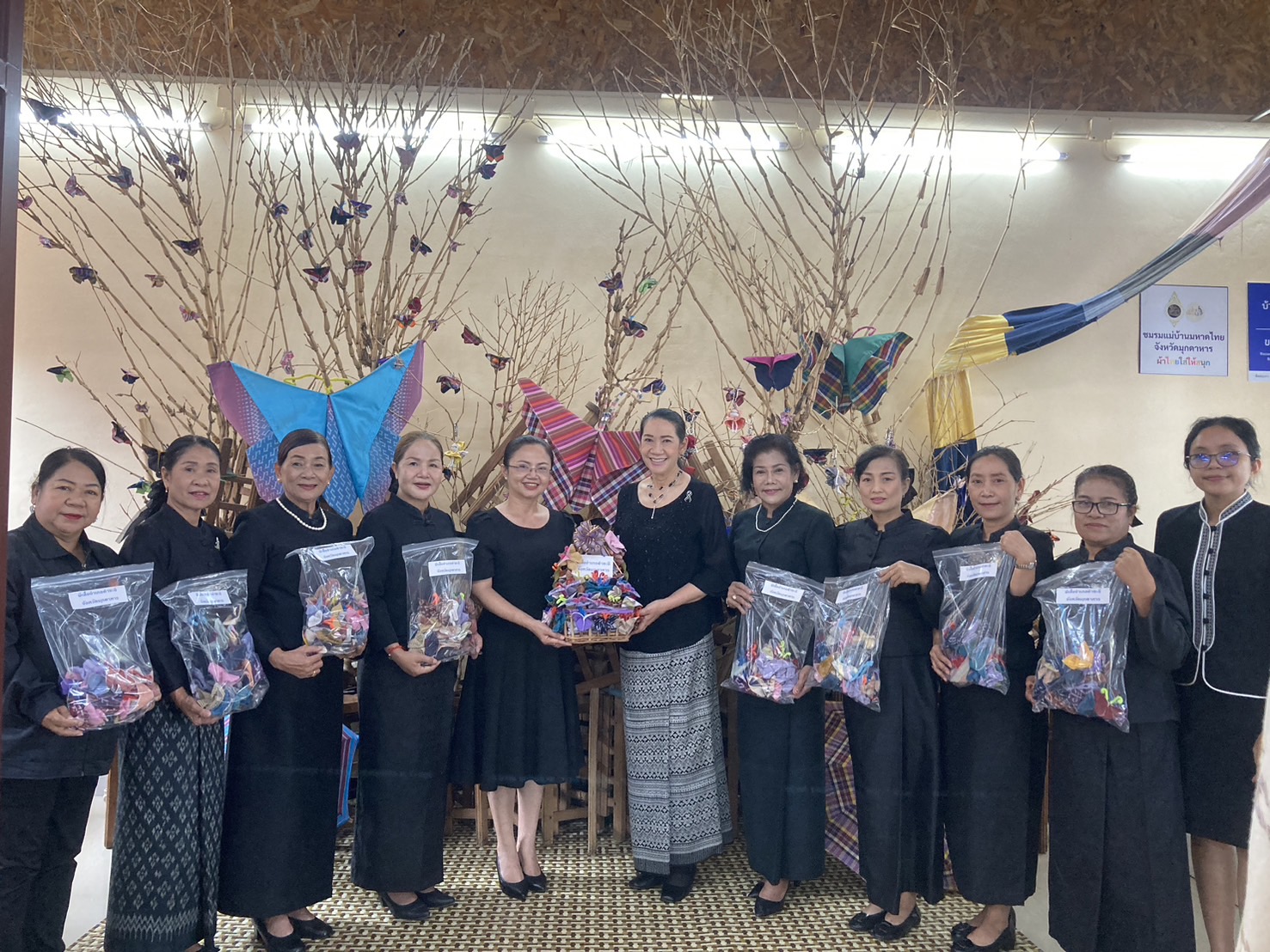 @ พช.คำชะอี จังหวัดมุกดาหาร ประธานแม่บ้านมหาดไทยจังหวัดมุกดาหาร รับมอบผีเสื้อประดิษฐ์จากผ้าไทย/ผ้าพื้นถิ่น เพื่อสนับสนุนกิจกรรมออกร้านงานกาชาดของสมาคมแม่บ้านมหาดไทย ประจำปี 2568