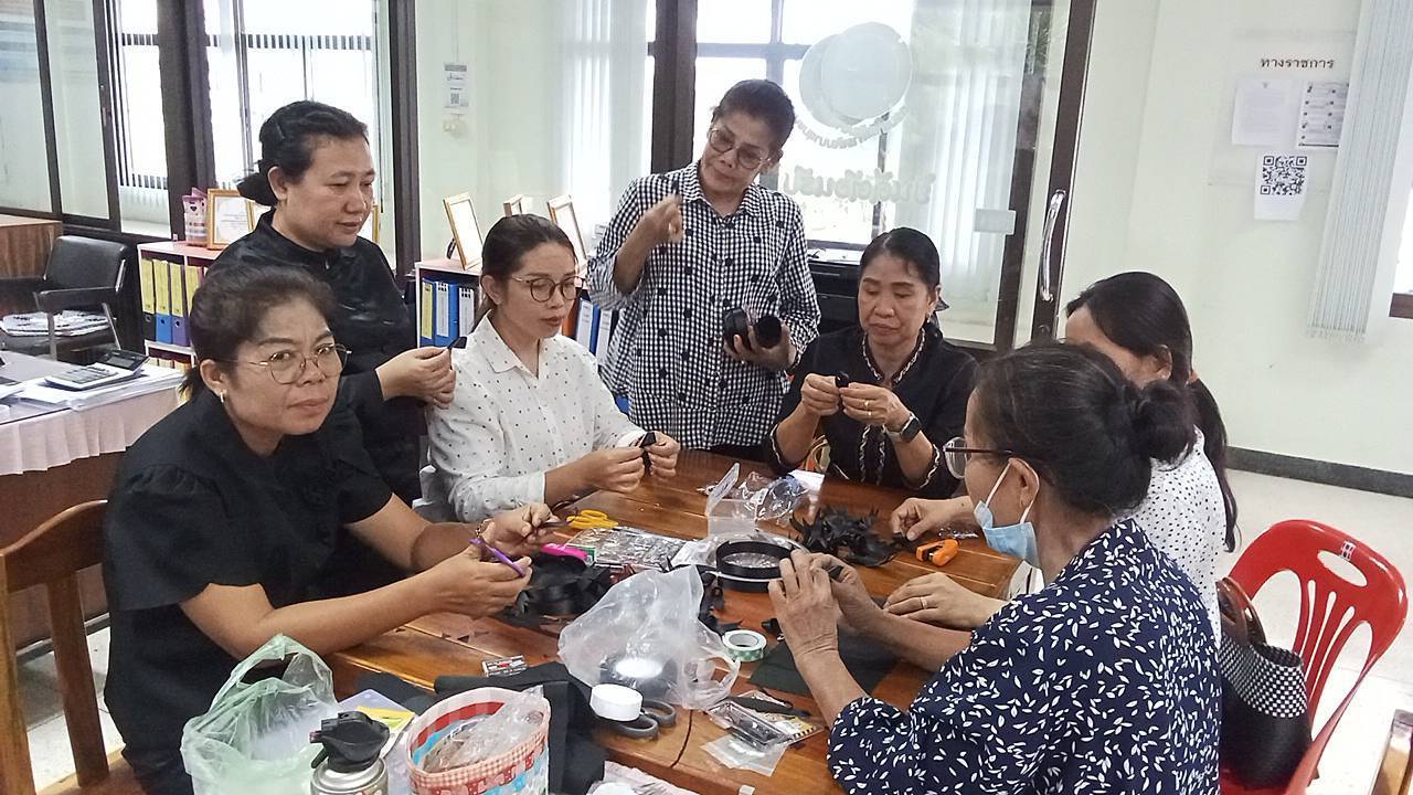 @ พช.คำชะอี จังหวัดมุกดาหาร ร่วมกับคณะกรรมการพัฒนาสตรีอำเภอคำชะอี /คณะทำงานขับเคลื่อนกองทุนพัฒนาบทบาทสตรี จัดกิจกรรม ‘ประดิษฐ์ริบบิ้นสีดำ’ เพื่อน้อมรำลึกในพระมหากรุณาธิคุณ อันหาที่สุดมิได้ และถวายความอาลัยแด่ สมเด็จพระนางเจ้าสิริกิติ์ พระบรมราชินีนาถ พระบรมราชชนนีพันปีหลวง