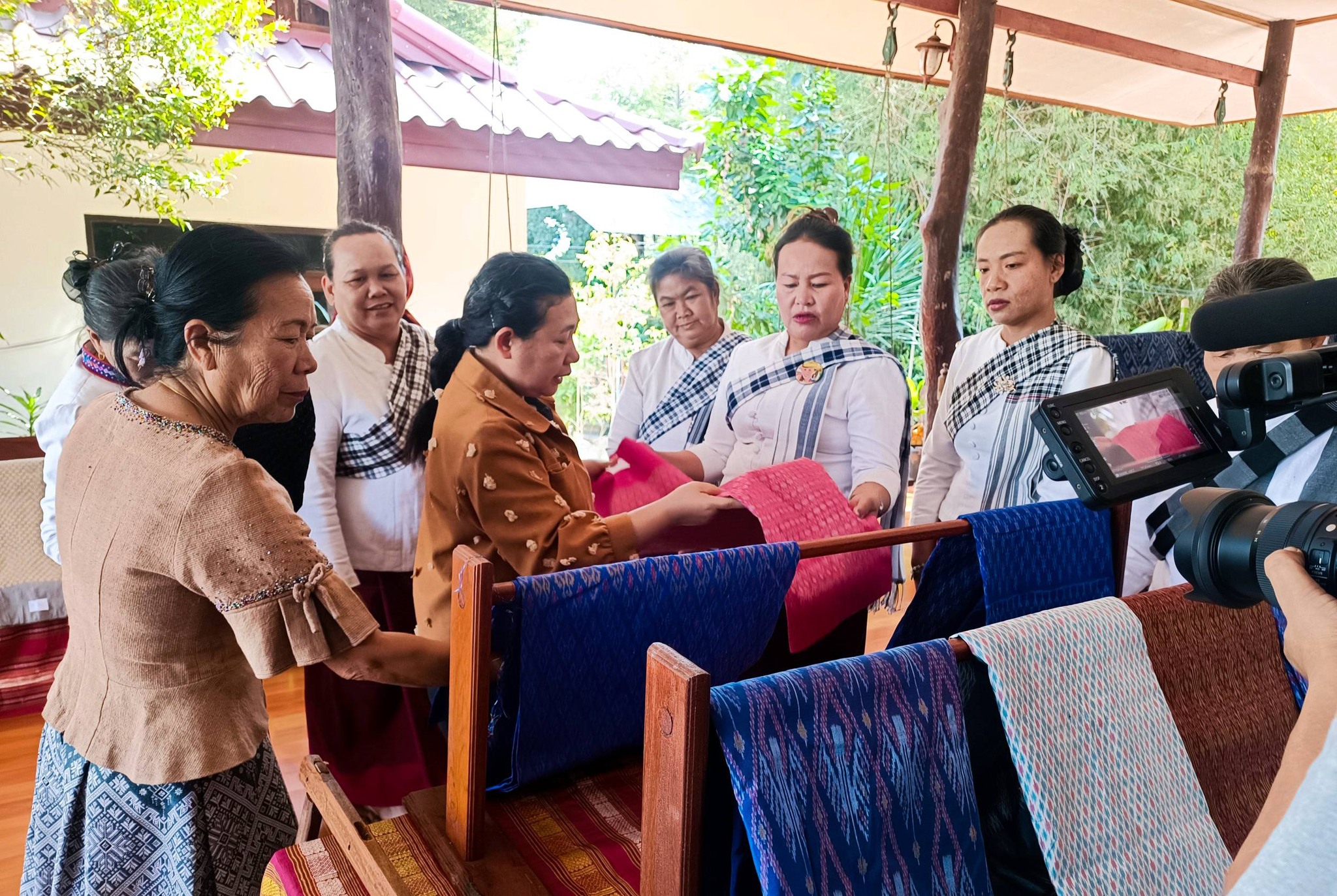 @ พช.คำชะอี จังหวัดมุกดาหาร ดำเนินโครงการ "คุ้ยผืนผ้าควานหาลายอัตลักษณ์ของชนเผ่า" ฉลอง 70 ปีของอำเภอคำชะอี บอกเล่าวิถีผู้คนหลากหลายที่เก็บรักษาผ้าเก่าเล่าภูมิปัญญา หัวใจในลายผ้า ชวนคุ้ยตู้ ดูผ้าผืนงามที่เป็นของรัก มูลมังคนอำเภอคำชะอี จ.มุกดาหาร พร้อมยกระดับ OTOP สู่สากล