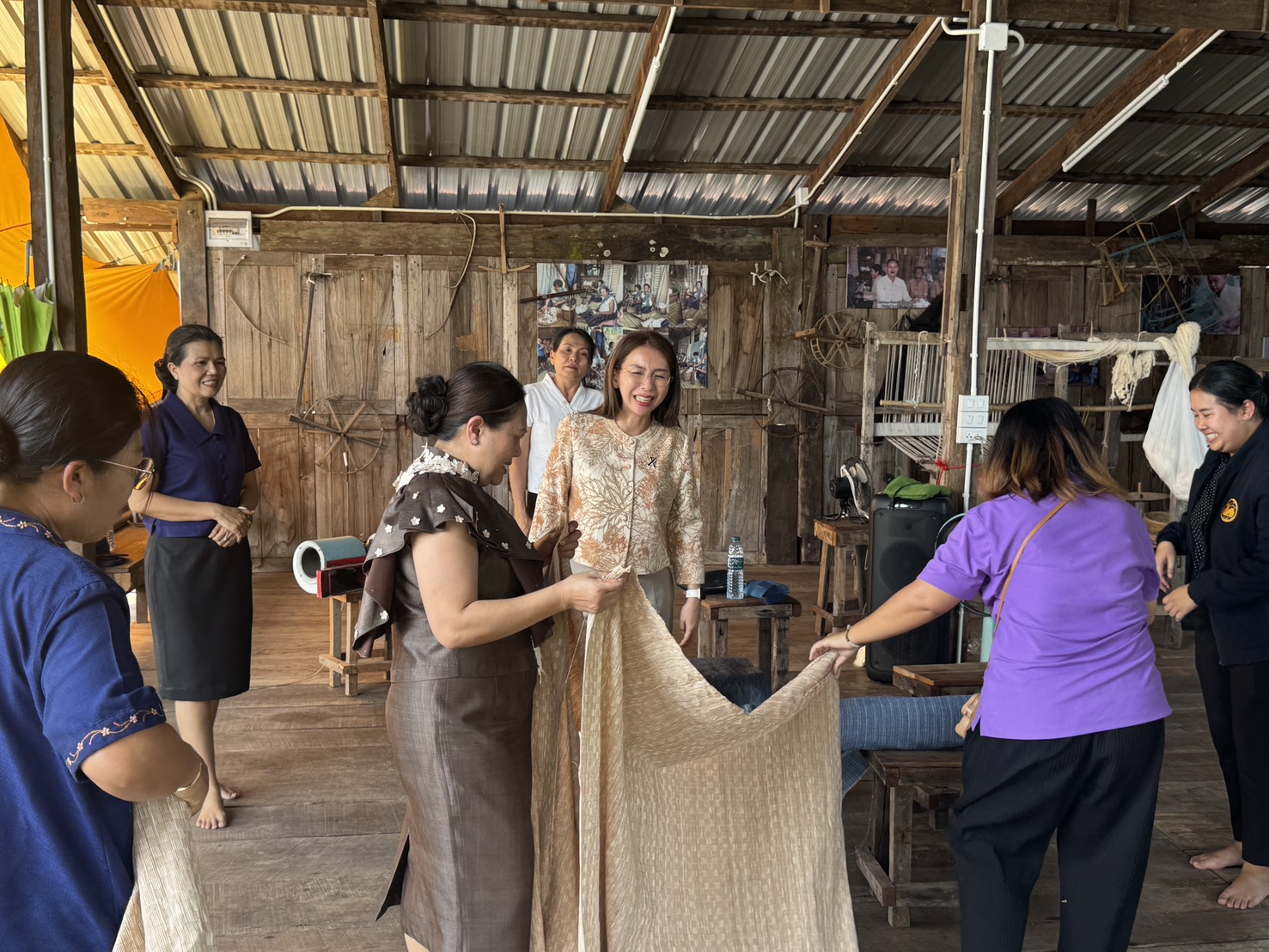 @ พช.คำชะอี จังหวัดมุกดาหาร “รองผู้ว่าราชการจังหวัดมุกดาหาร พร้อมด้วย พัฒนาการจังหวัดมุกดาหาร เยี่ยมให้กำลังใจผู้ประกอบการ OTOP ยกระดับเศรษฐกิจชุมชน กลุ่มผ้าฝ้ายย้อมสีธรรมชาติ  นายสุริยาวุธ นวนเจริญ บ้านเลขที่ 16 หมู่ 4 ตำบลน้ำเที่ยง อำเภอคำชะอี จังหวัดมุกดาหาร 