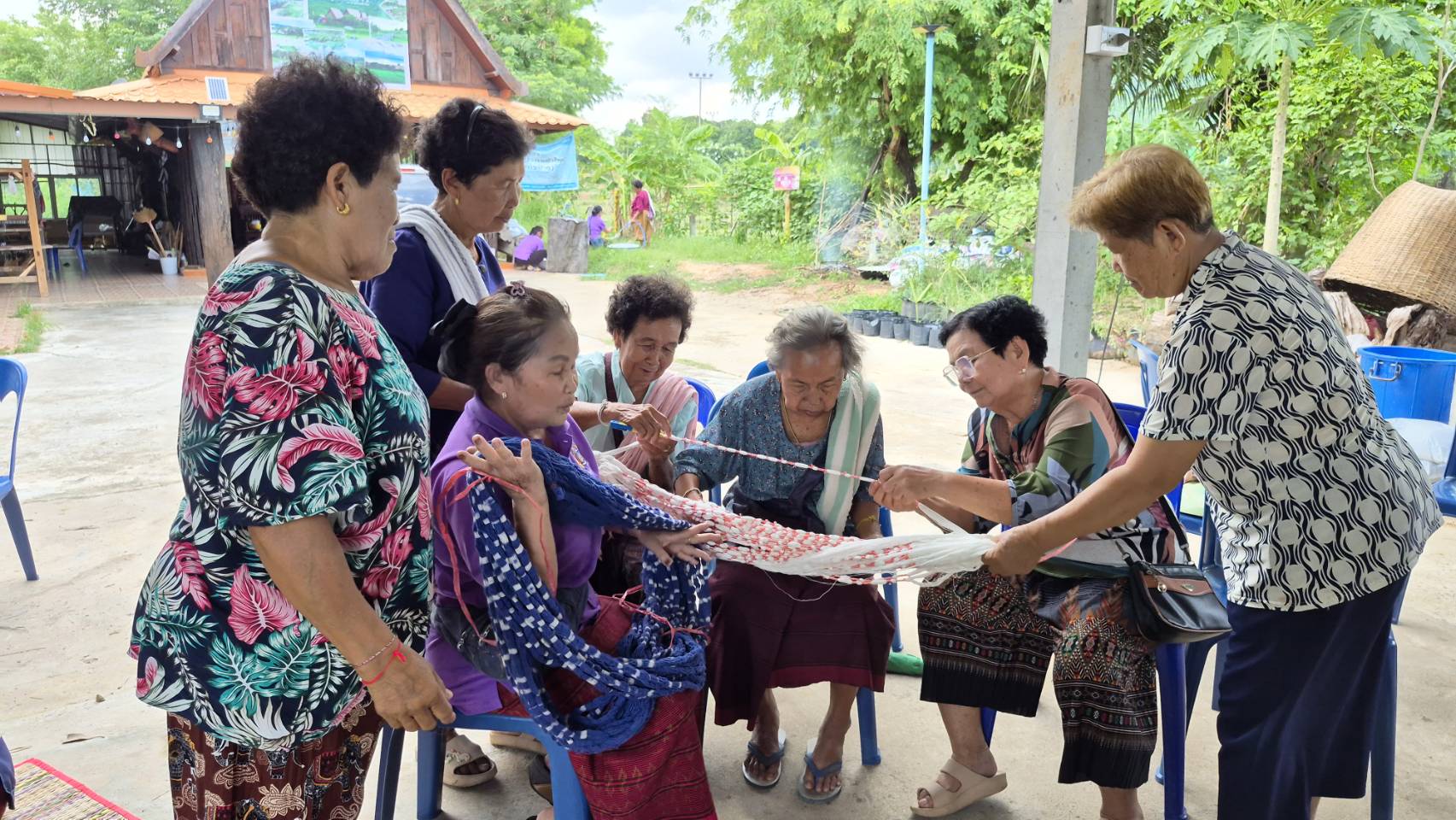 @ พช.คำชะอี จังหวัดมุกดาหาร “ติดตามกลุ่ม Otop ม.3 ตำบลคำบก ส่งเสริมอาชีพการทอผ้าไหม โดยใช้สีธรรมชาติ ตามแนวพระราชดำริและหลักปรัชญาของเศรษกิจพอเพียง 
