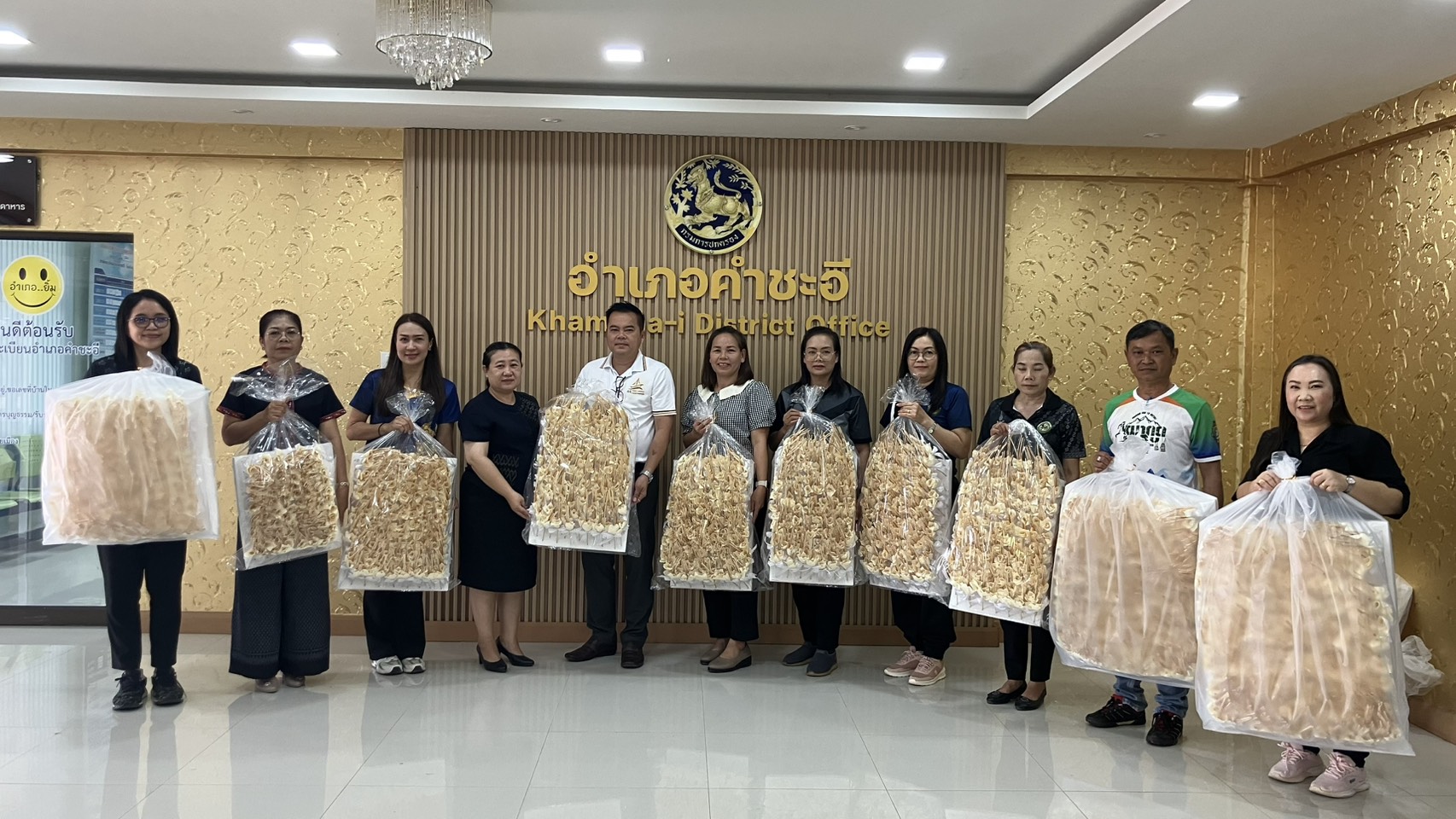 @ พช.คำชะอี จังหวัดมุกดาหาร “อำเภอคำชะอีรับมอบดอกไม้จันทน์สำหรับประชาชนร่วมพิธีถวายดอกไม้จันทน์ในงานราชพิธีถวายพระเพลิงพระบรมศพ สมเด็จพระนางเจ้าสิริกิติ์พระบรมราชินีนาถ พระบรมราชชนนีพันปีหลวง จำนวน 2,000 ดอก โดยเทศบาลตำบลผู้ไทคำชะอี”