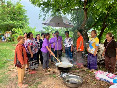 @ พช.คำชะอี จังหวัดมุกดาหาร “เข้าร่วมโครงการส่งเสริมอาชีพการทอผ้าไหม โดยใช้สีธรรมชาติตามแนวพระราชดำริและหลักปรัชญาของเศรษกิจพอเพียง 